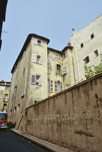 Façade ouest sur rue, façade sud sur jardin.