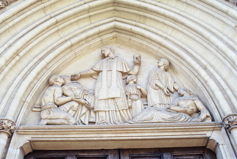 Tympan du portail de Pradier, Saint-Charles Borromée portant la communion aux pestiférés de Milan.