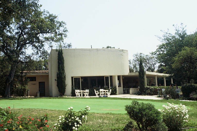 Elévation ouest, bar, salle à manger, terrasse couverte.