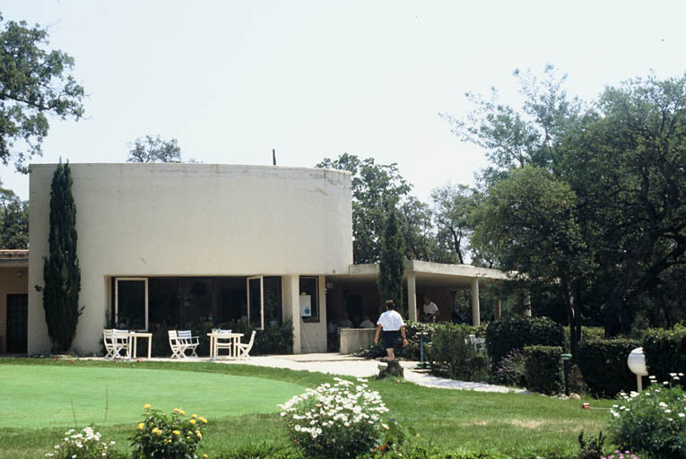 Elévation ouest, bar, salle à manger, terrasse couverte.