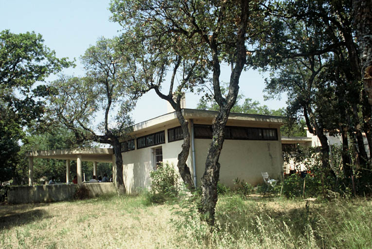 Vue depuis le sud-est, vestiaire hommes, terrasse couverte.