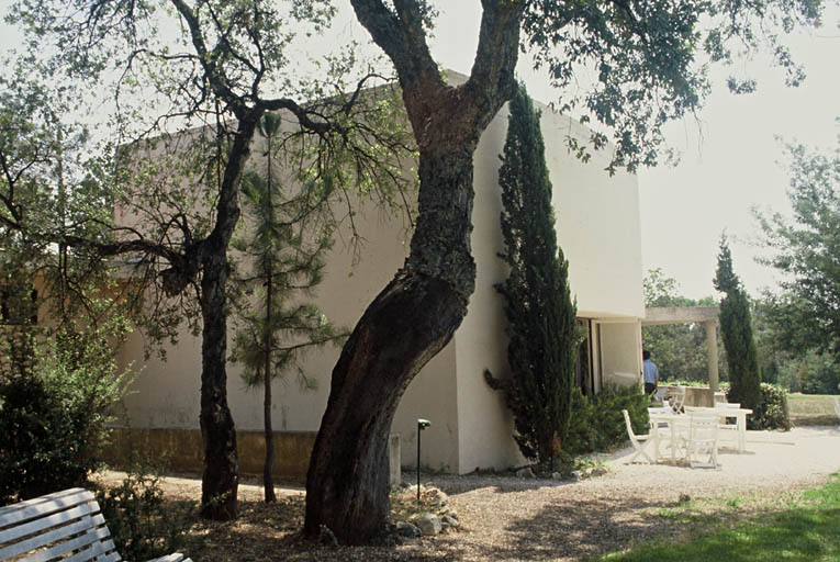 Bar, salle à manger, façade nord.