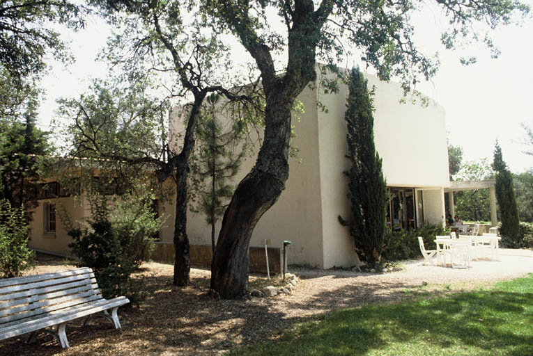 Elévation nord, vestiaire dames à gauche, bar, salle à manger à droite.