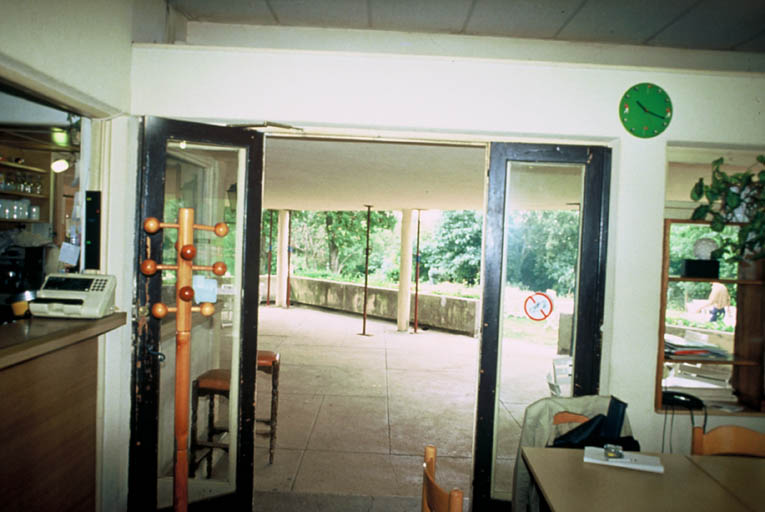 Vue du bar vers la terrasse.