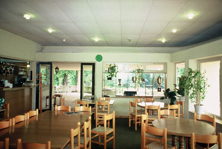 Bar, salle à manger, vue nord-sud.