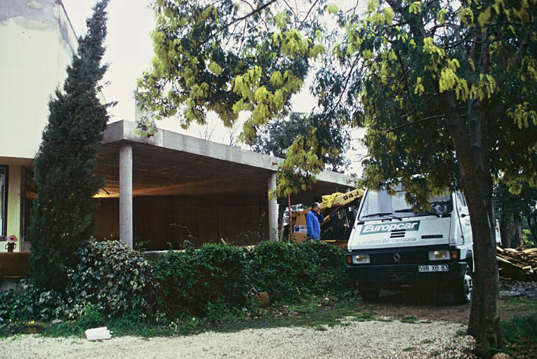 Travaux sur la terrasse couverte.