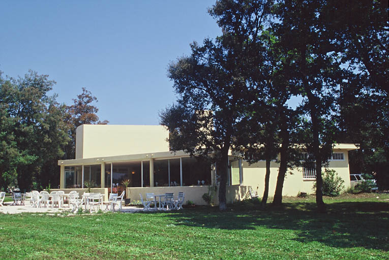 Elévation ouest, terrasse couverte.