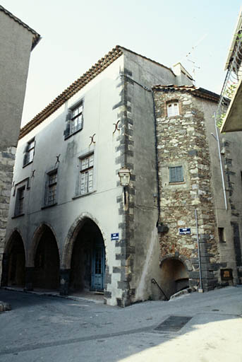 Façade face à l'église.