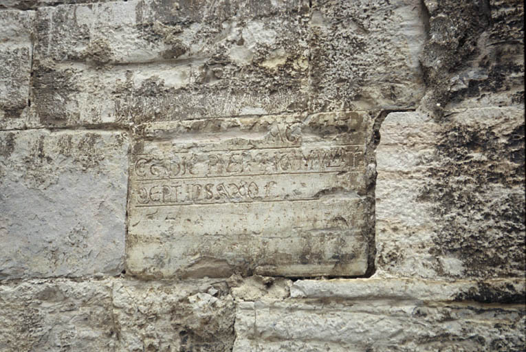 Façade ouest, pierre en remploi dans le mur roman.