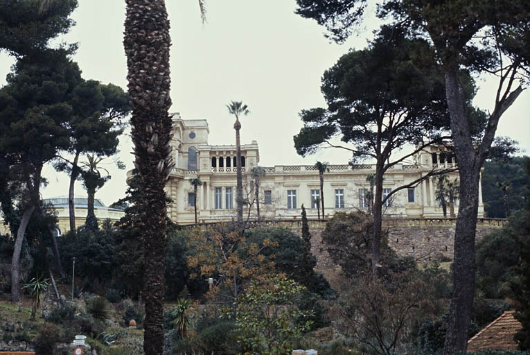 Vue depuis l'entrée du domaine, façade sud.