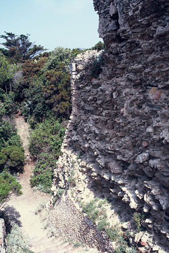 Mur ouest de la tour, départ de l'escalier vers l'entrée.