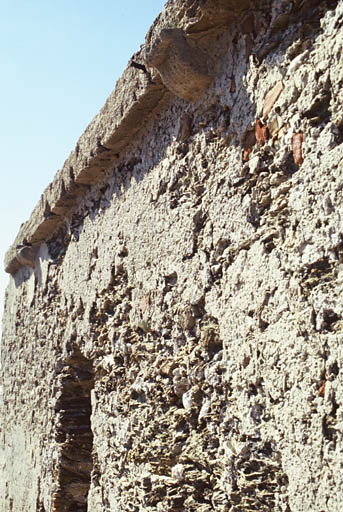 Ouverture dans façade est.