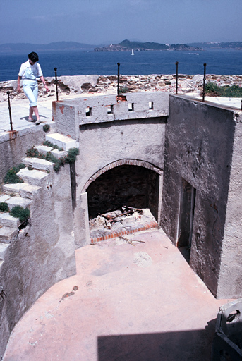 Tour, étage supérieur, escalier d'accès au parapet, cheminée du four à pain.