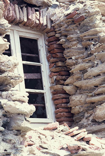 Détail d'une fenêtre de la tour.