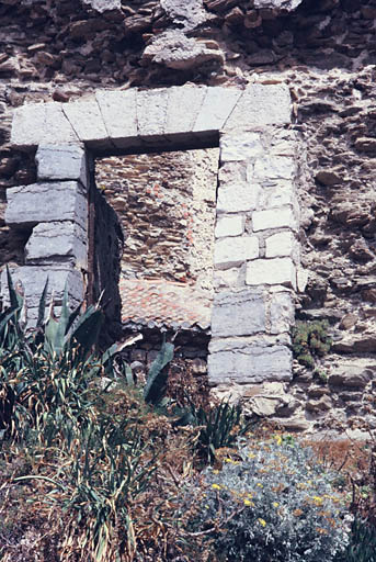 Ouverture au sud de l'enceinte.