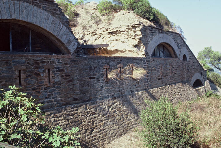 Mur sud, à droite du pont-levis.