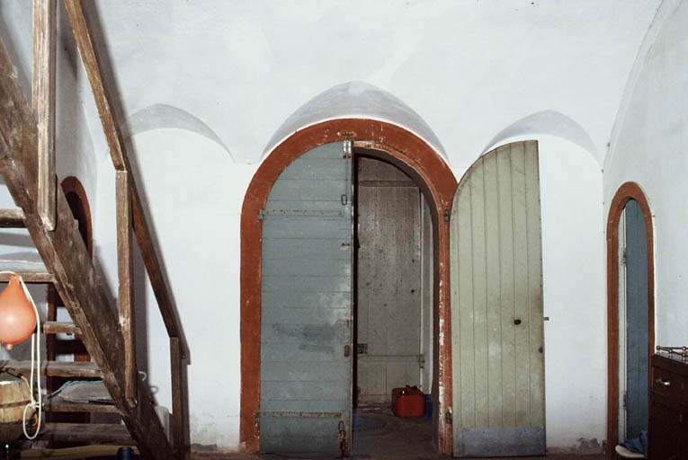 Salle basse, accès.