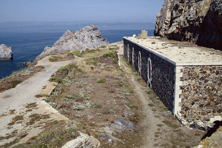 Casernement et chemin de ronde.