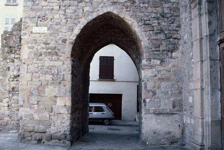 Passage sous le clocher.