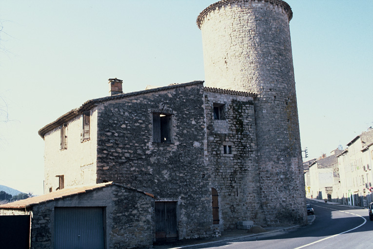 Vue générale avec les bâtiments de l'ancien castelet.