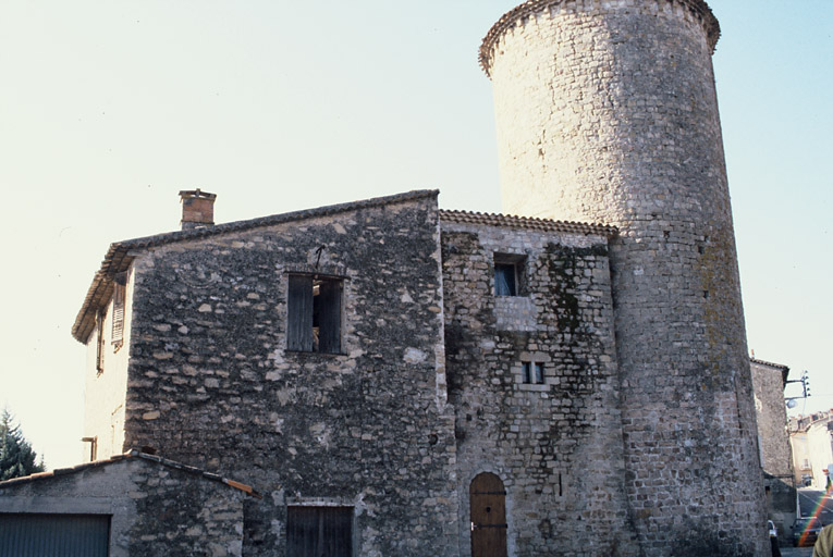 Vue générale avec les bâtiments de l'ancien castelet.