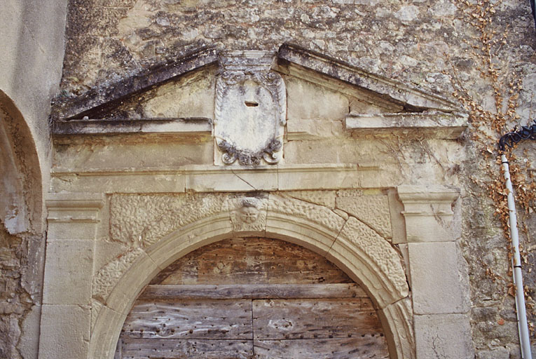 Portail du couvent, fronton.