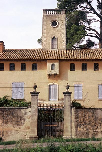 Le château, portail et partie centrale de la façade sud.