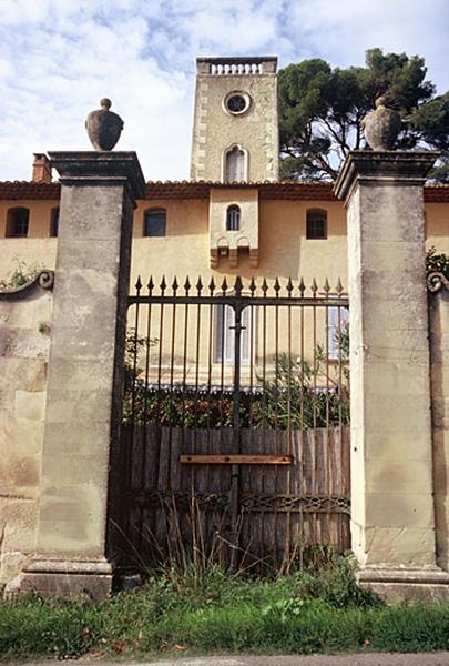 Le château, portail principal donnant accès à la cour sud du château en bordure de la RD 27.