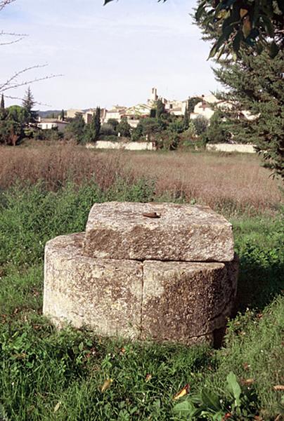 L'étang, secteur au sud-ouest du bourg, puits d'accès aux "mines" creusées au 18e siècle pour amener l'eau au parc de la Corée, regard en pierre.