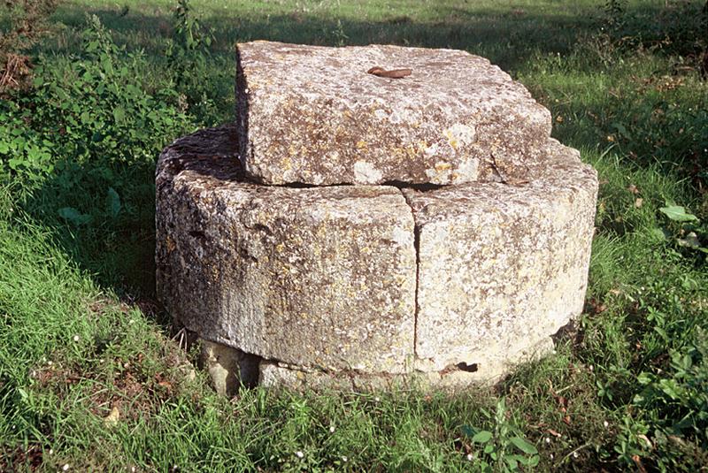 L'étang, secteur au sud-ouest du bourg, puits d'accès aux "mines" creusées au 18e siècle pour amener l'eau au parc de la Corée, regard en pierre.