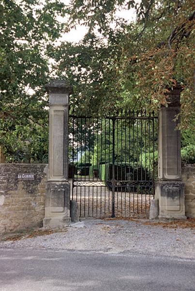 Portail sud-est donnant accès à la cour des communs, en bordure de la RD 27.