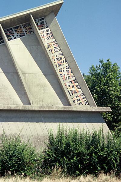 Partie haute, détail mur et vitrail.