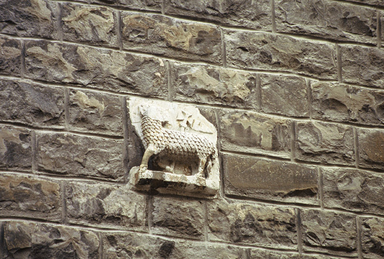 Fragment de relief sculpté en remploi.