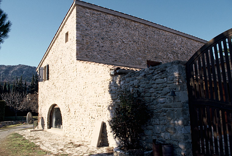 Bâtiment de la bergerie à l'ouest.