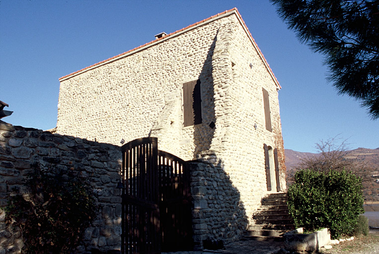 Bâtiment du prieuré à l'est.