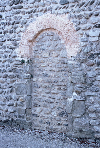 Porte d'accès au prieuré par le nord.