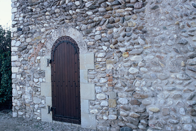 Porte d'accès à la chapelle au nord.