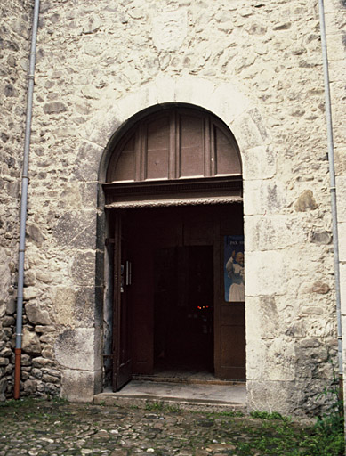 Porte latérale principale au nord.