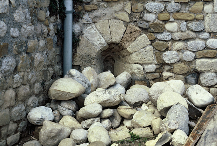 Chevet, à gauche.