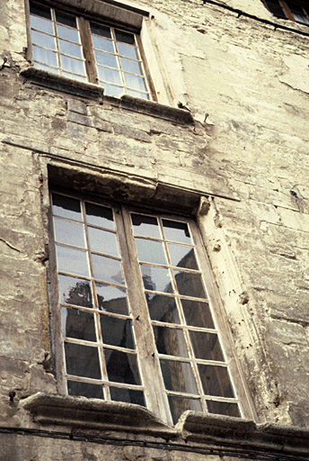 Détail de la façade, baies.