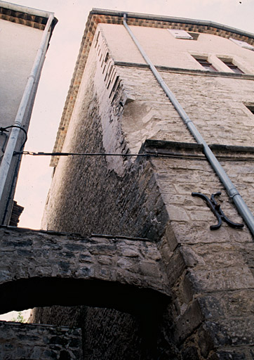 Ruelle et angle de maison.