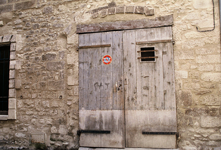 Porte cochère à droite de l'entrée.