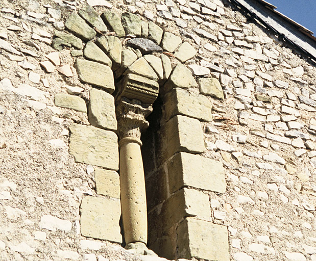 Ouverture remployée en façade provenant du clocher.