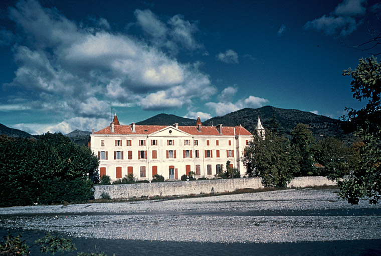 Façade, vue d'ensemble.