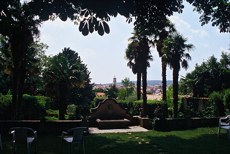 Vue sur les toits depuis le pavillon.