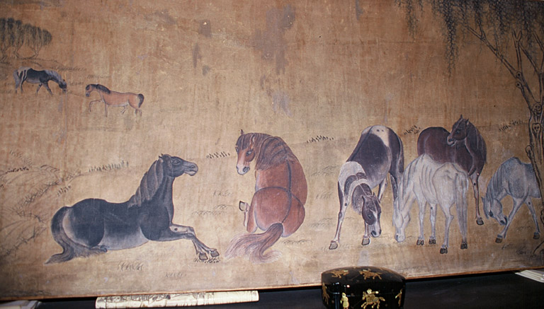 Rez-de-chaussée, bureau, chevaux mongols.