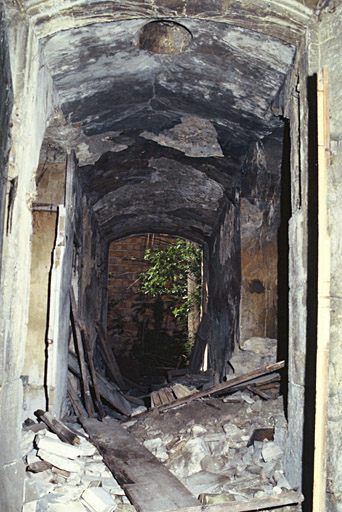 Accès aux salles voûtées sous la chapelle.