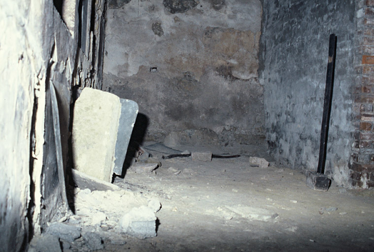 Salle voûtée sous la chapelle.