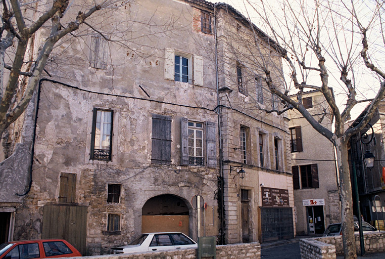 Façade sur la place.