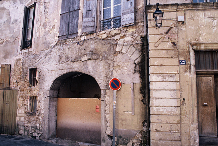 Façade sur la place, porche.